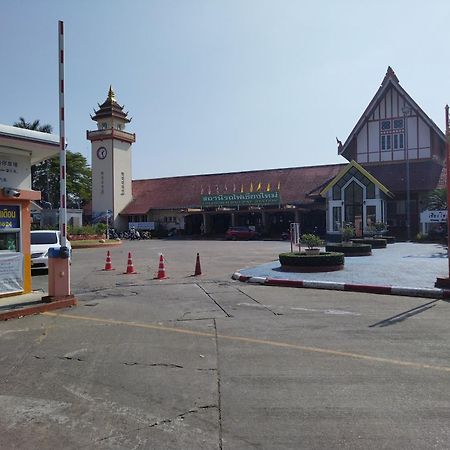 Supanich Condo Opposite The Train Station Chiangmai Чиангмай Екстериор снимка