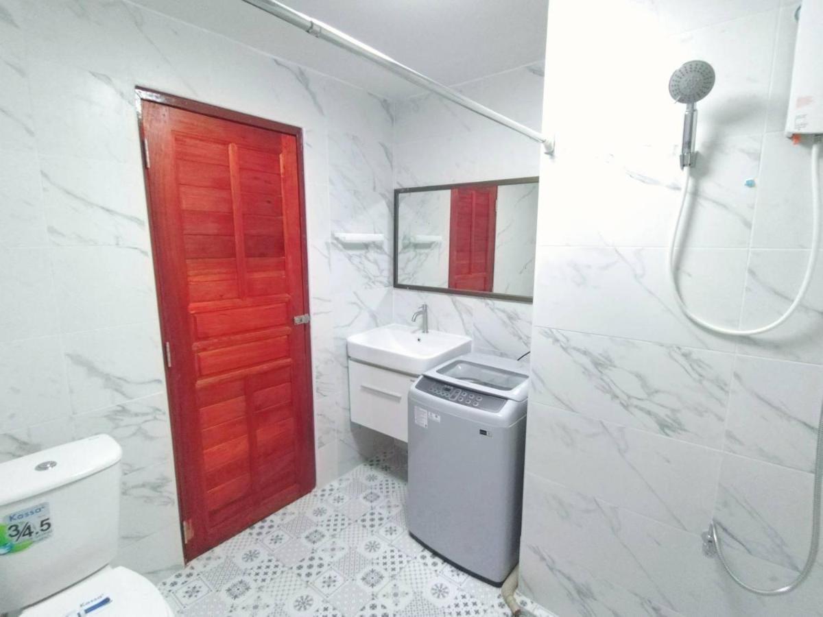 Supanich Condo Opposite The Train Station Chiangmai Чиангмай Екстериор снимка