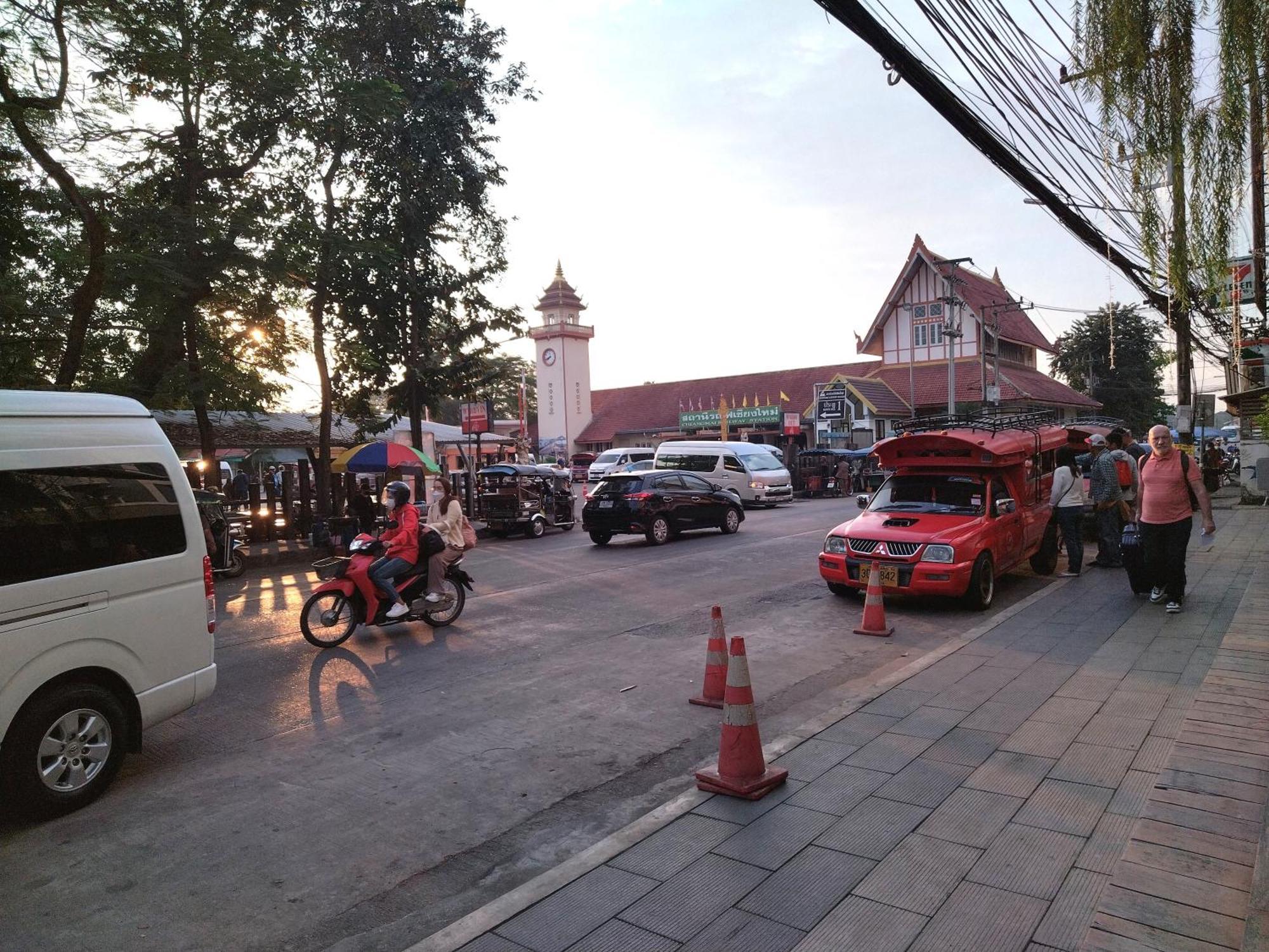 Supanich Condo Opposite The Train Station Chiangmai Чиангмай Екстериор снимка