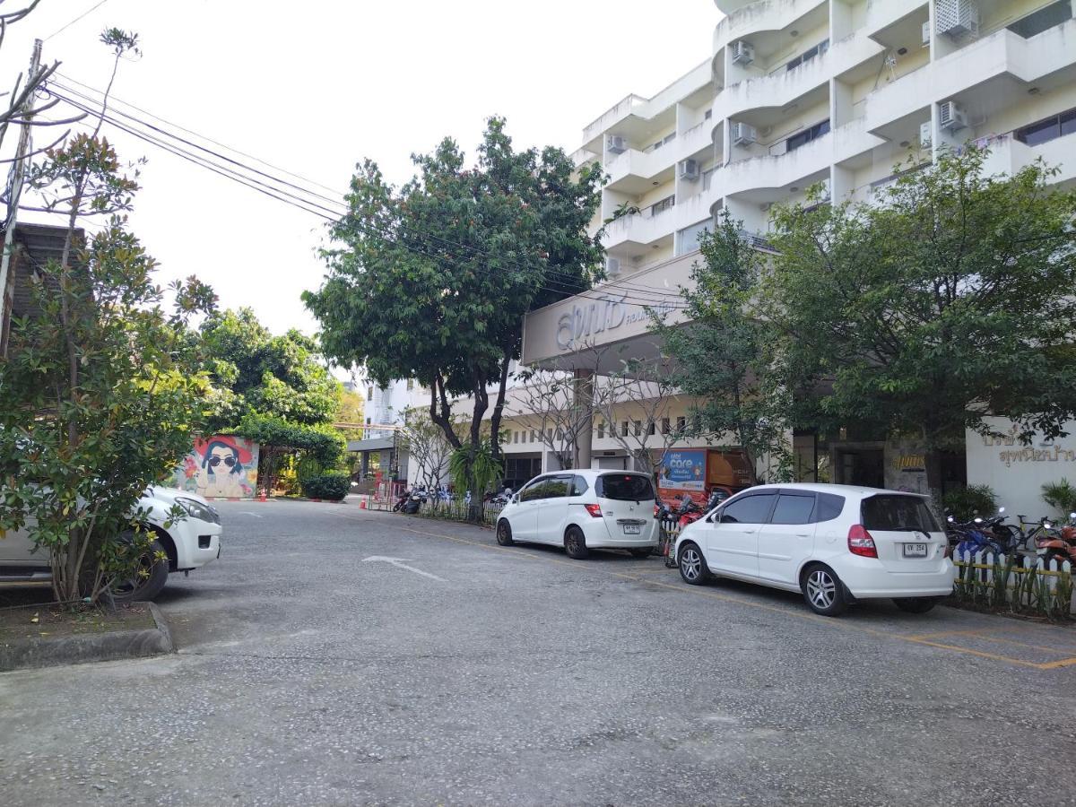 Supanich Condo Opposite The Train Station Chiangmai Чиангмай Екстериор снимка