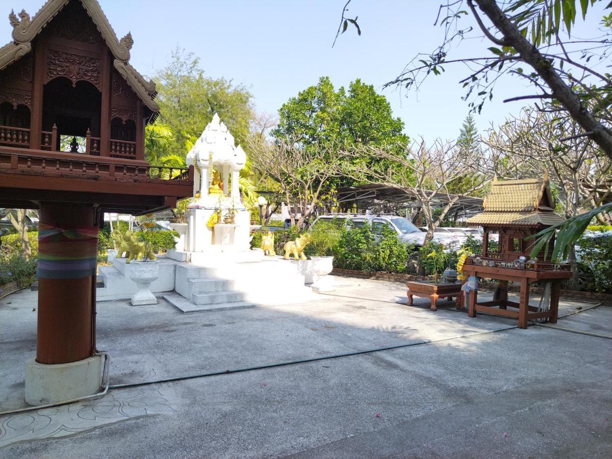 Supanich Condo Opposite The Train Station Chiangmai Чиангмай Екстериор снимка