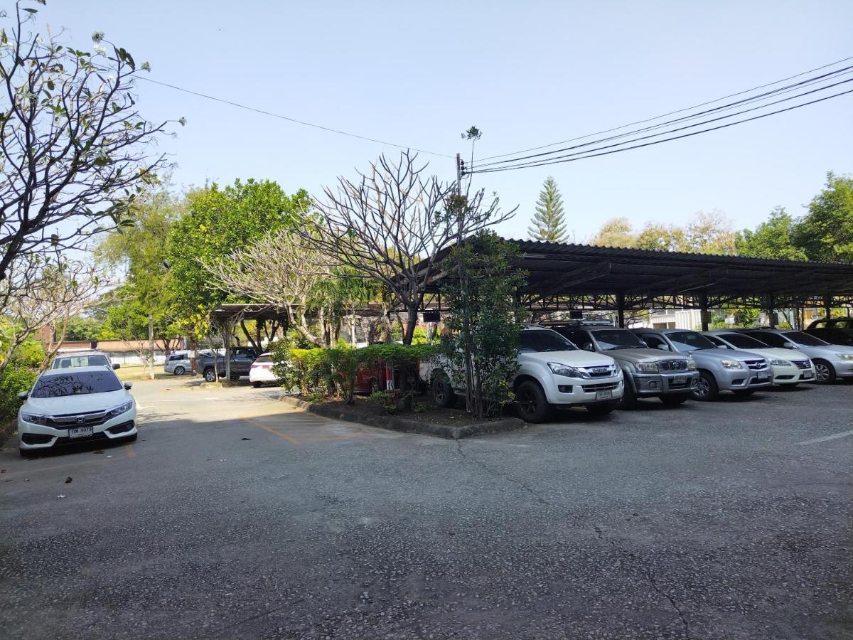 Supanich Condo Opposite The Train Station Chiangmai Чиангмай Екстериор снимка