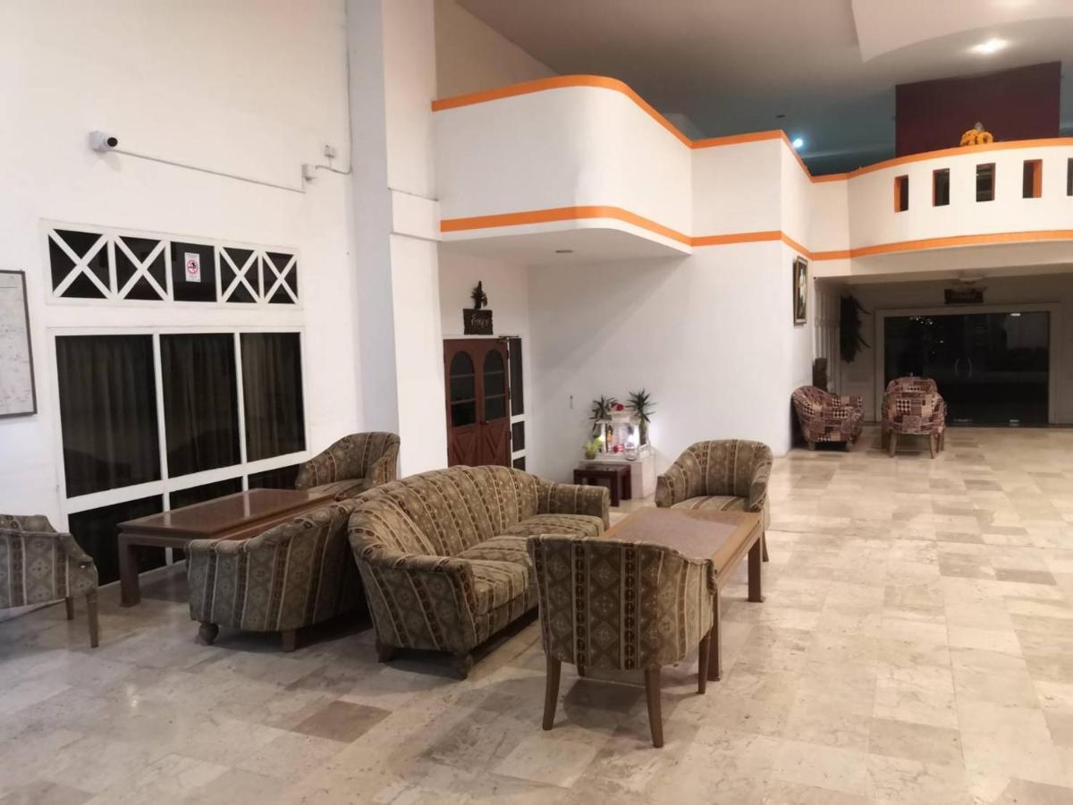 Supanich Condo Opposite The Train Station Chiangmai Чиангмай Екстериор снимка